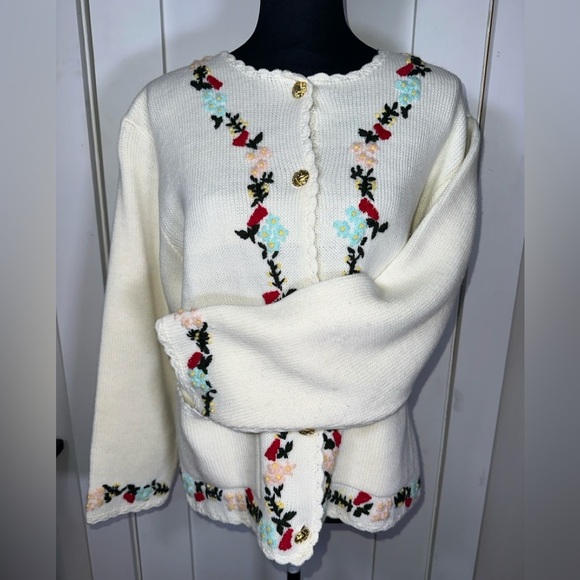 Vintage Floral Embroidered Cream Cardigan with Gold Tone Buttons - Picture 3 of 11